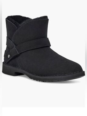 UGG Zariyah Water
Repellent Ankle Bootie size 5